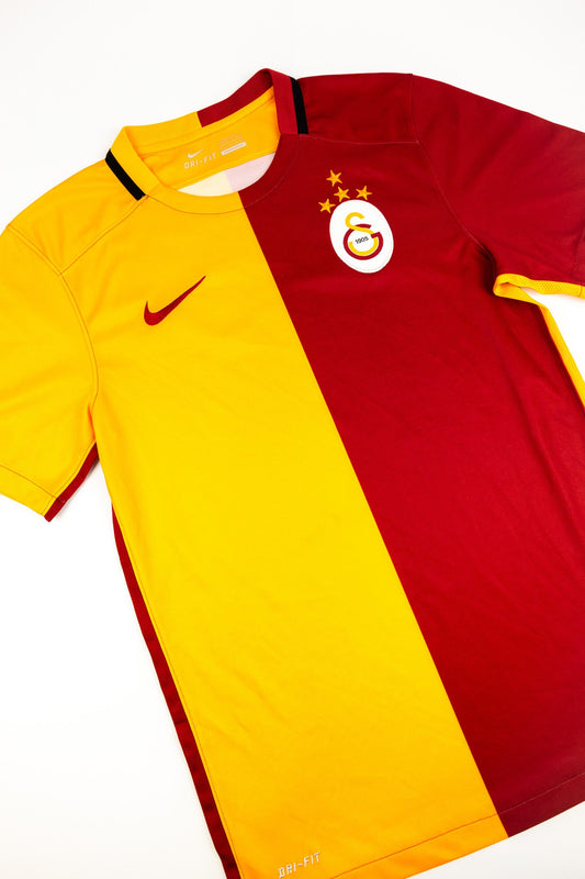 Galatasaray 2015-16 Football Shirt (Small)