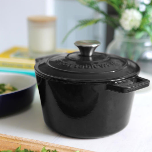 2.8L Matt Black Round Cast Iron Casserole Dish