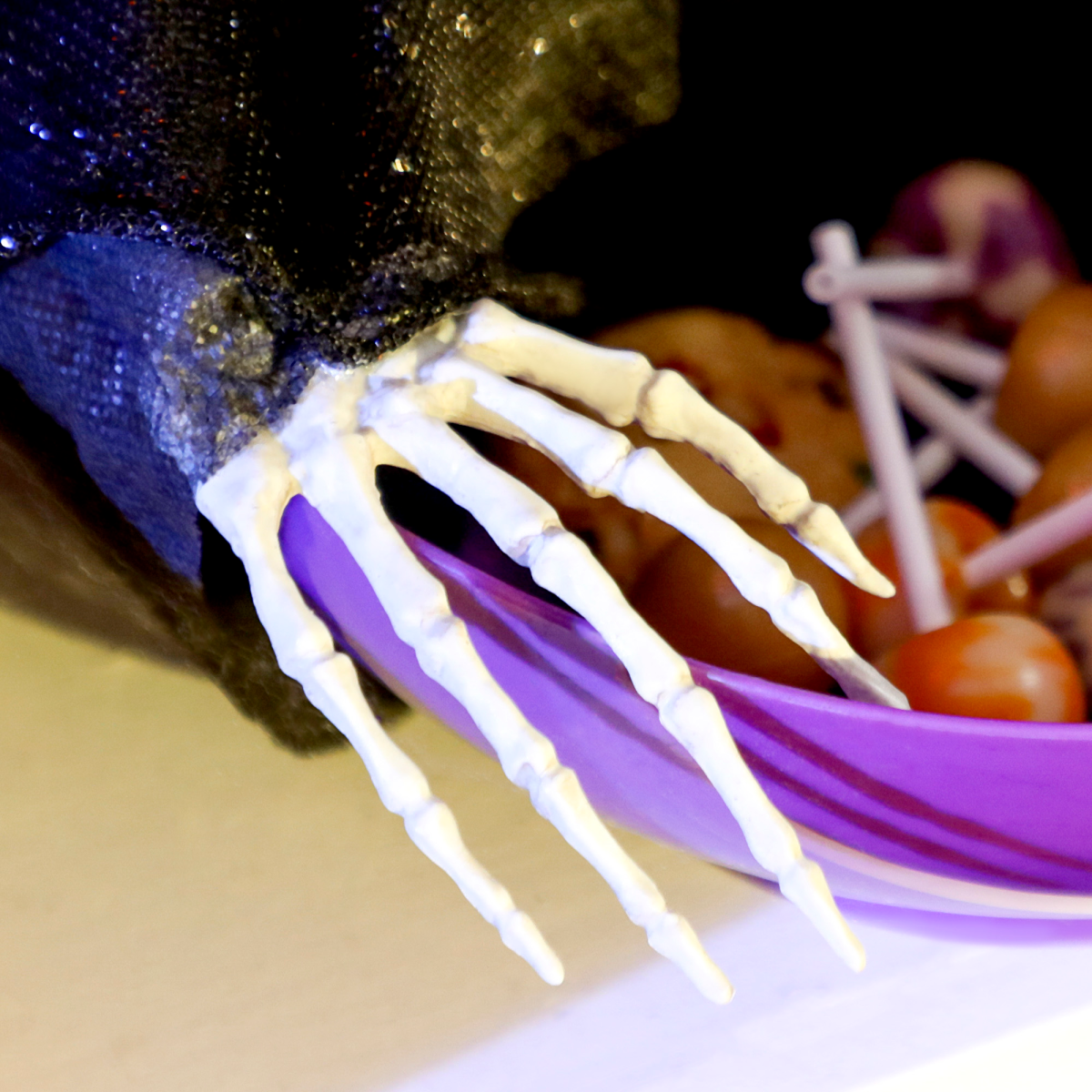 Outsunny Animated Halloween Skeleton Candy Dish for Party Decoration