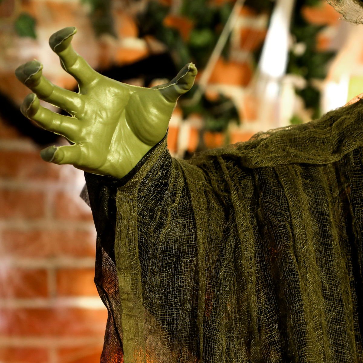 Outsunny Voice Activated Halloween Animatronics Hanging Witch, Green