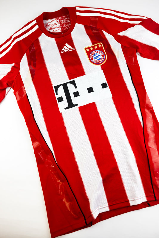 Bayern Munich 2010-11 Football Shirt (Large)