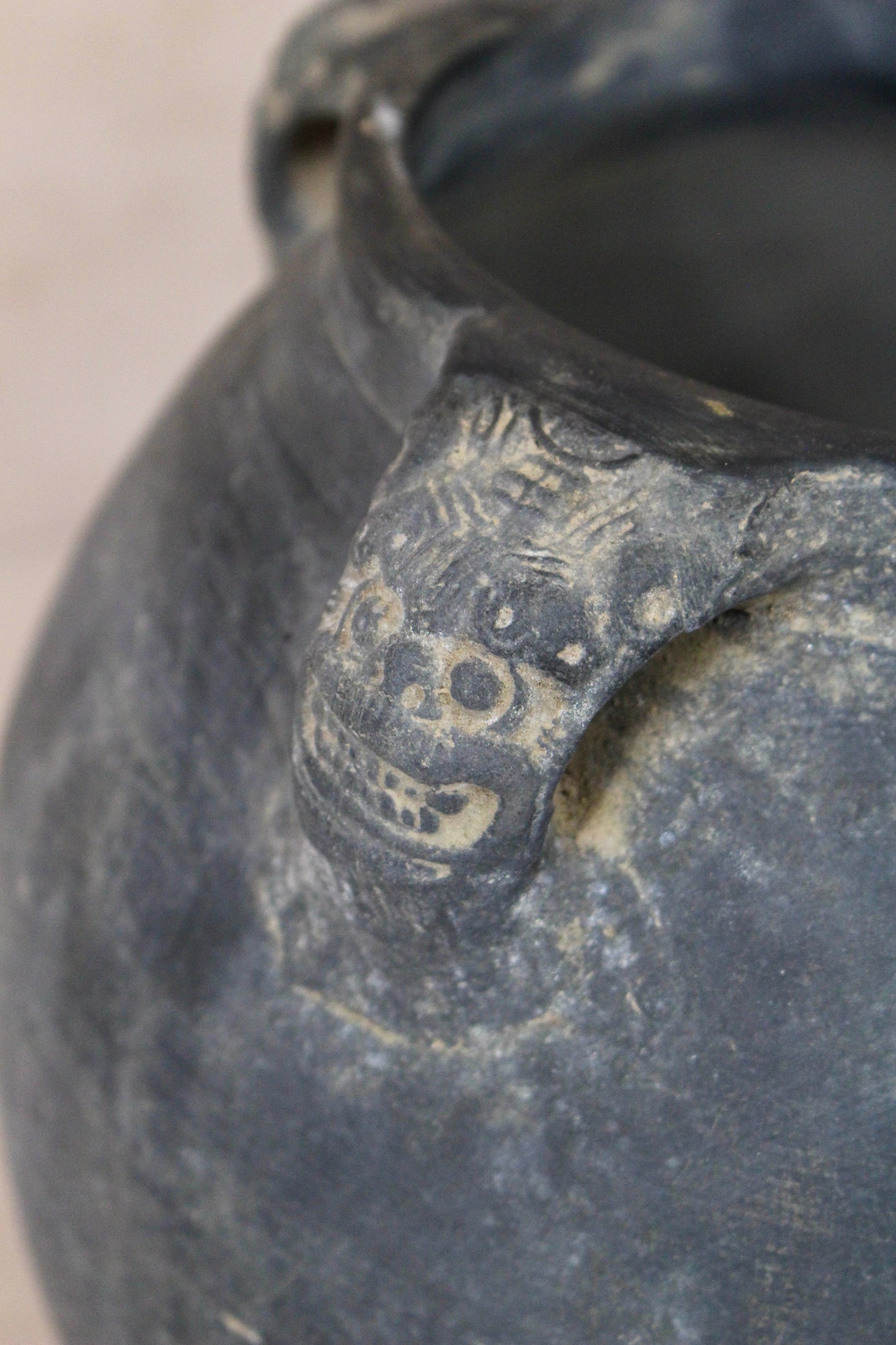 Vintage Lion Ears Dark Pot - DE.15