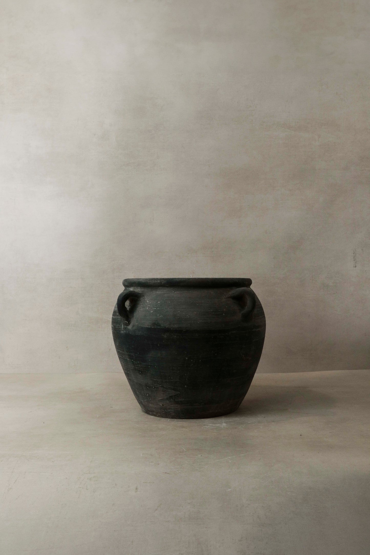 Vintage Dark pot with ears - E4.2