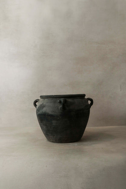 Vintage Dark pot with ears - E4.2