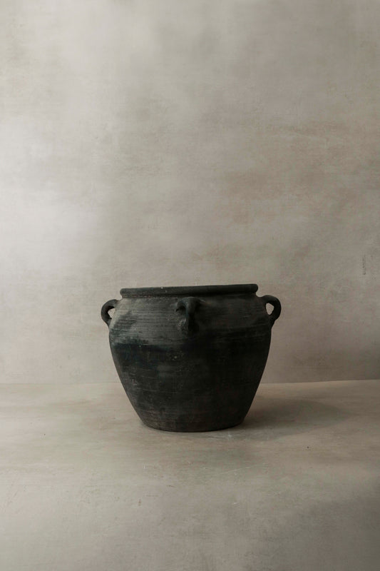 Vintage Dark pot with ears - E4.2