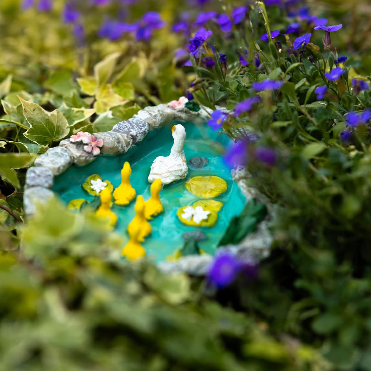 Solar-Powered Pond Family Duck & Ducklings Ornament