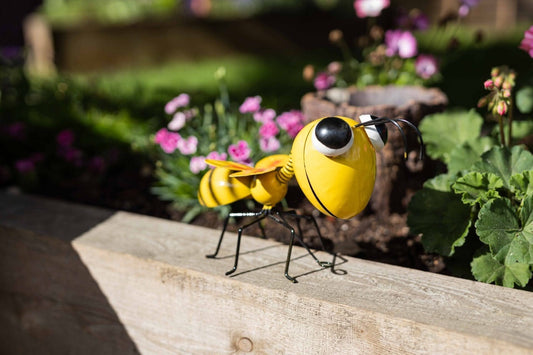 Hanging Garden Metal Bee Ornament Wall Clinger