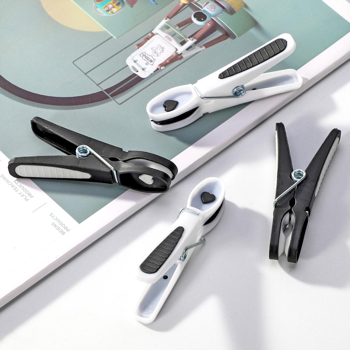 VINSANI 20PK PLASTIC PEGS 1010509