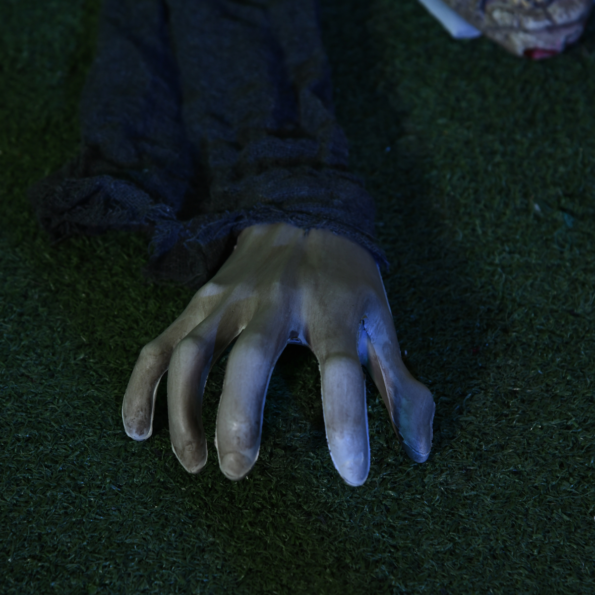 HOMCOM 5.2ft Halloween Outdoor Decoration Crawling Zombie, Sound Activated