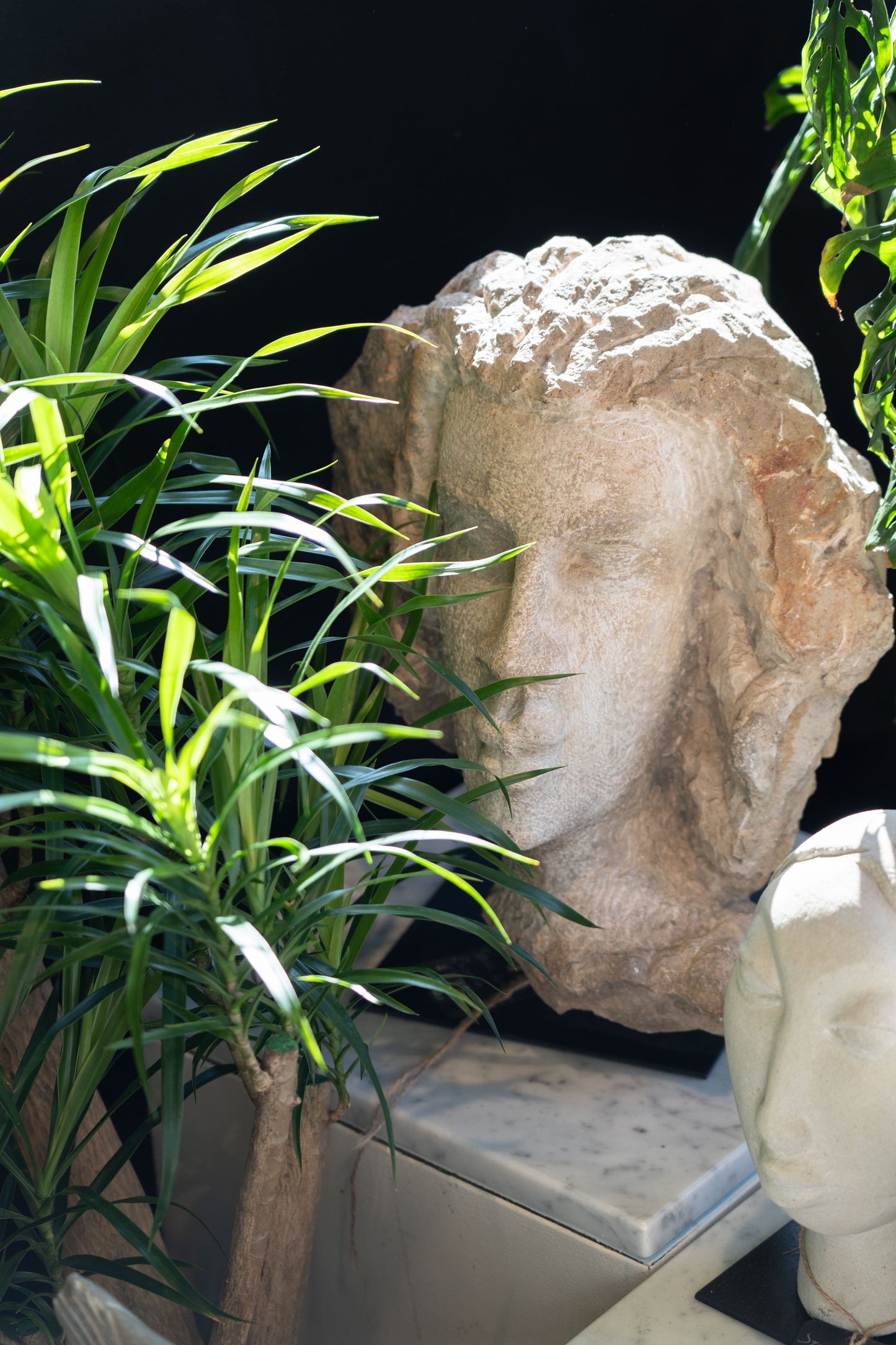 Stone head sculpture by Rizimu Chiwawa (32.1)