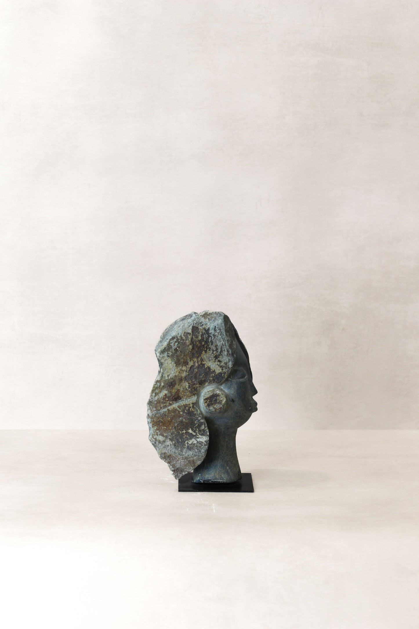 Stone head sculpture by Rizimu Chiwawa Zimbabwe (3006)