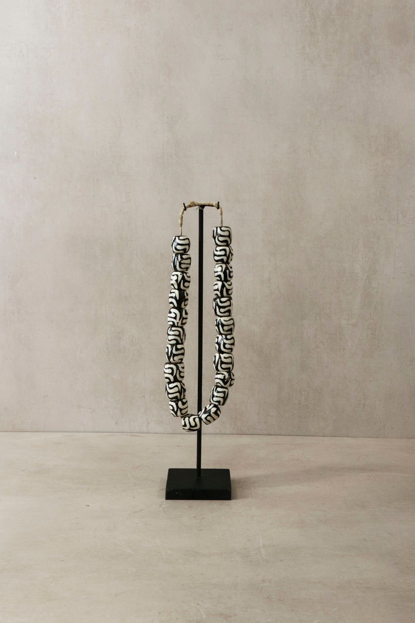 Kenya Beads Necklace - Flat beads black/white - 80.3