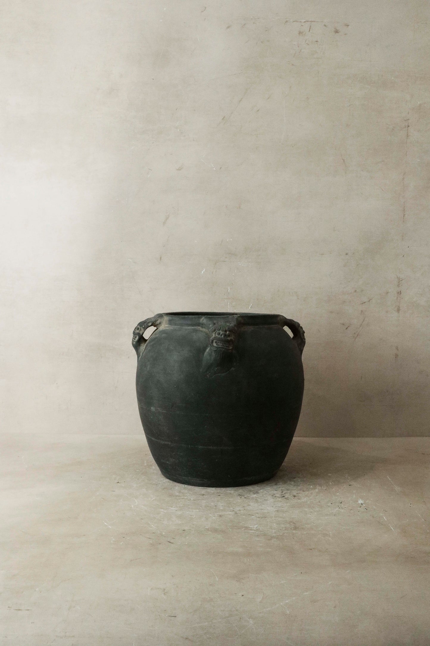 Vintage Lion Ears Dark Pot - De4.6