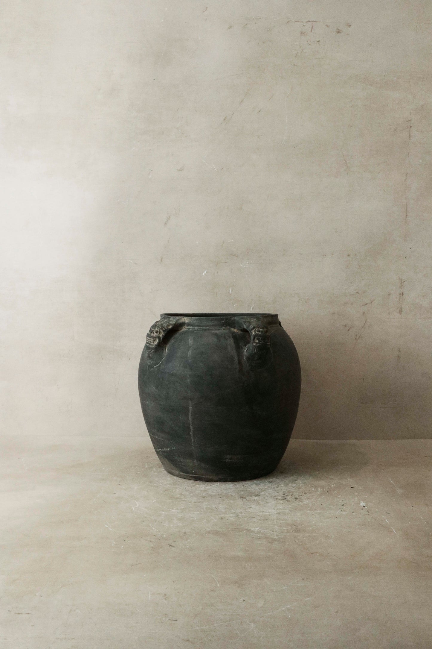 Vintage Lion Ears Dark Pot - De4.6