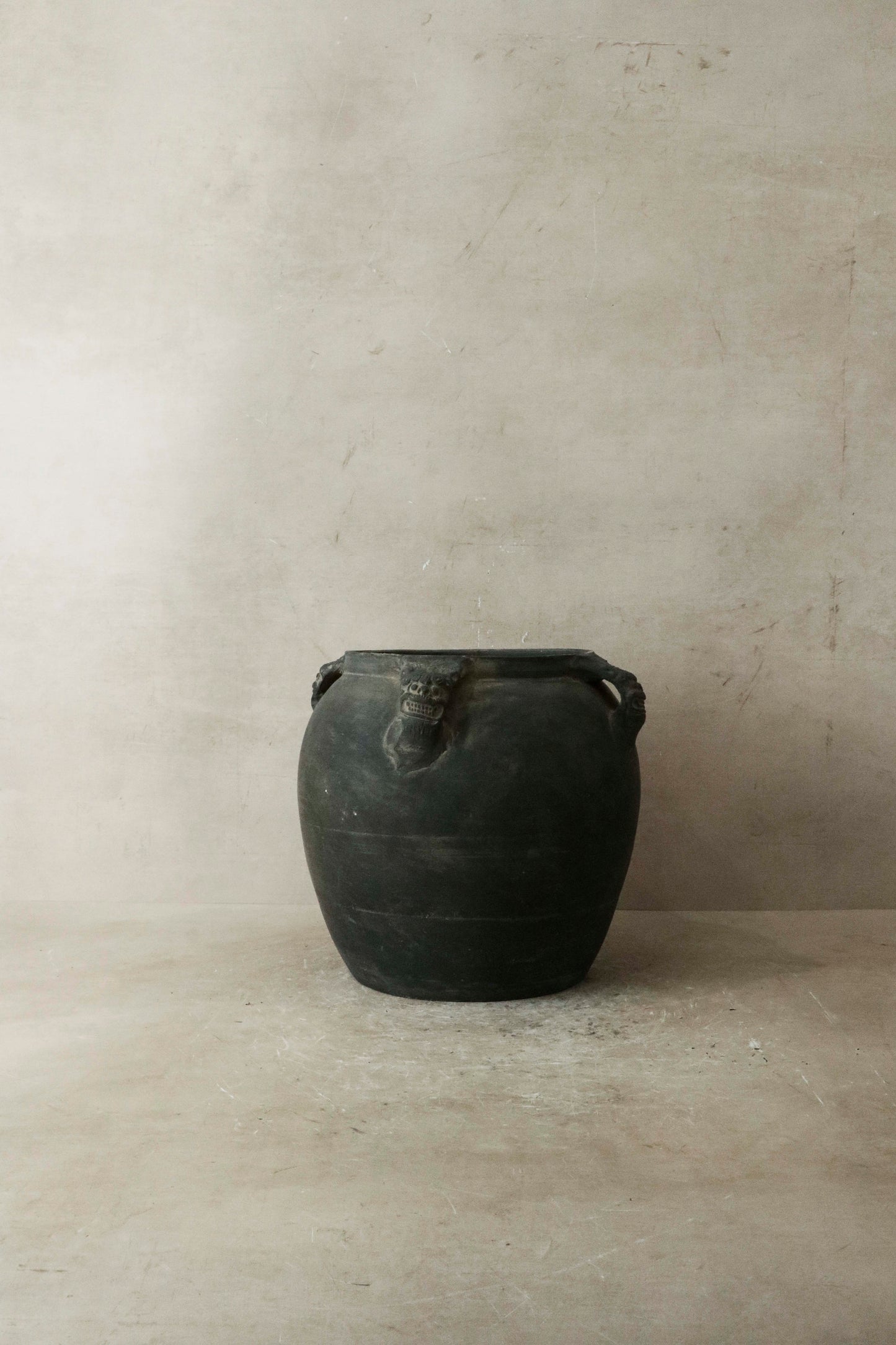 Vintage Lion Ears Dark Pot - De4.6