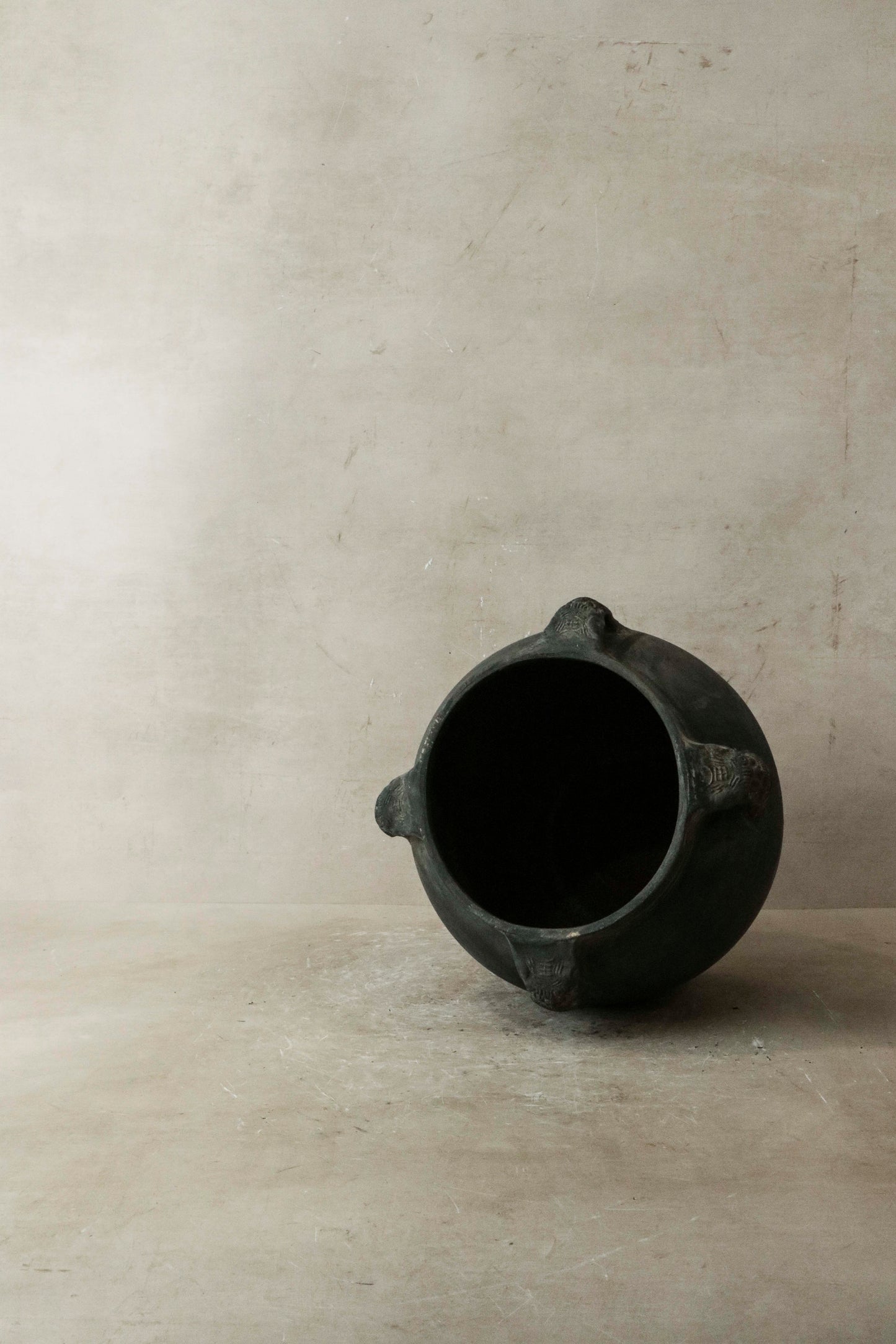 Vintage Lion Ears Dark Pot - De4.6