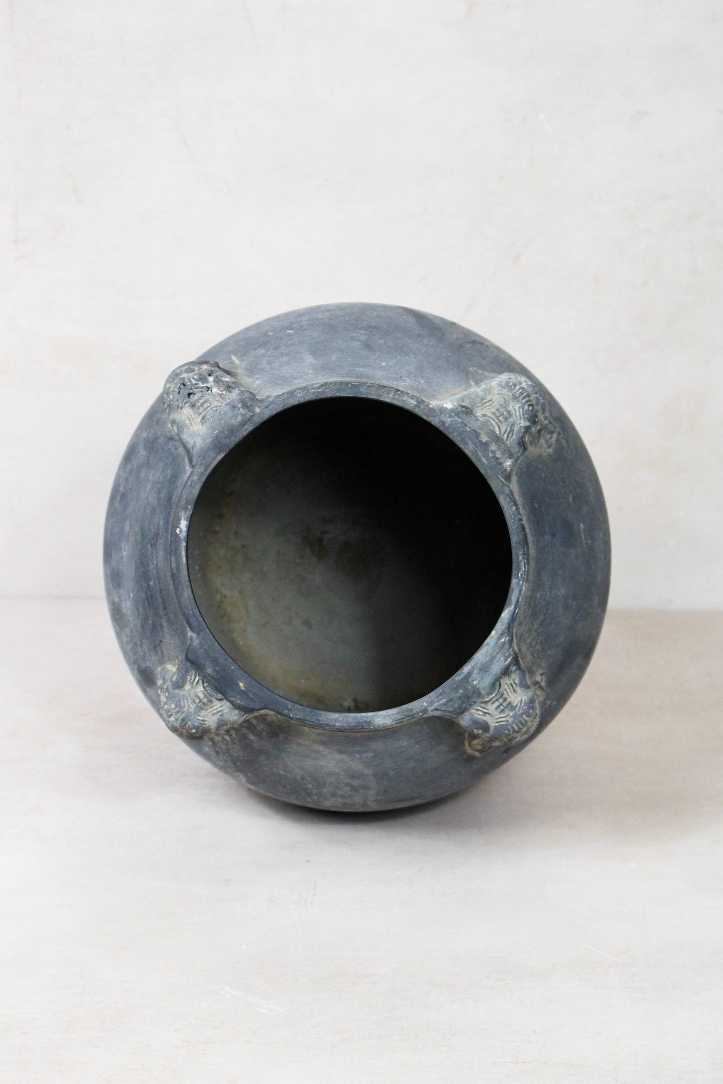 Vintage Lion Ears Dark Pot - DE.15