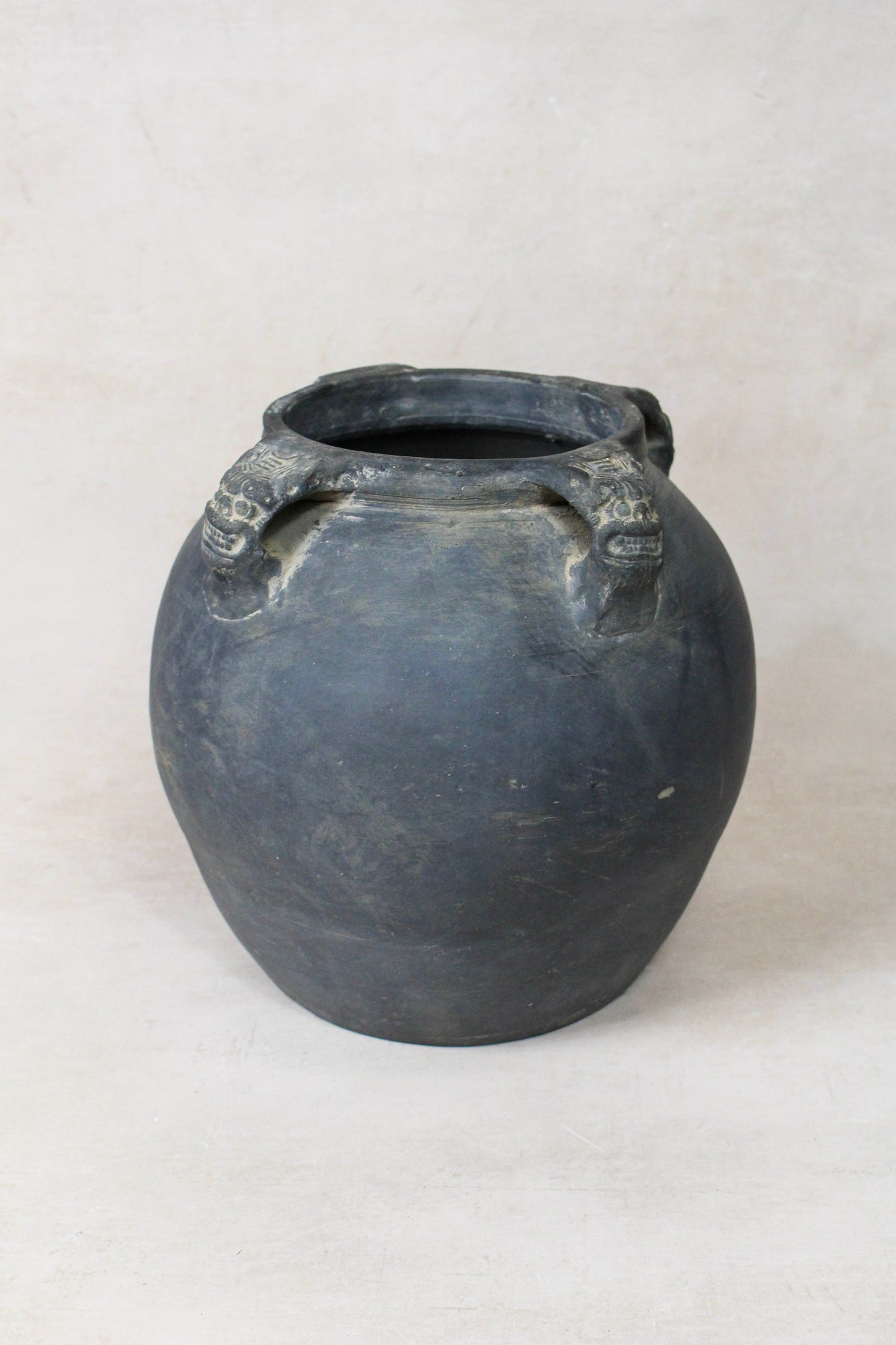 Vintage Lion Ears Dark Pot - DE.21