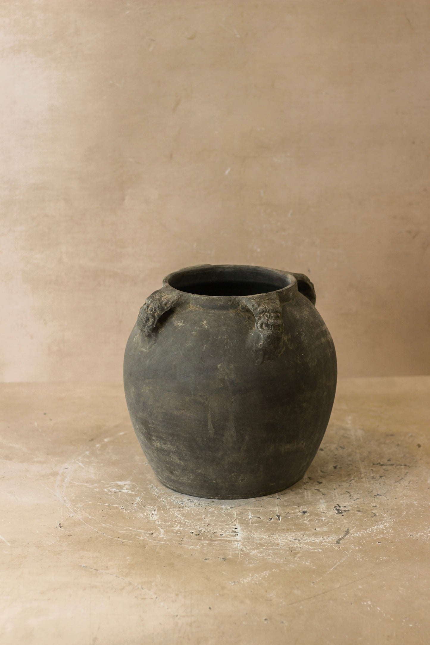 Vintage Lion Ears Dark Pot - De4.9