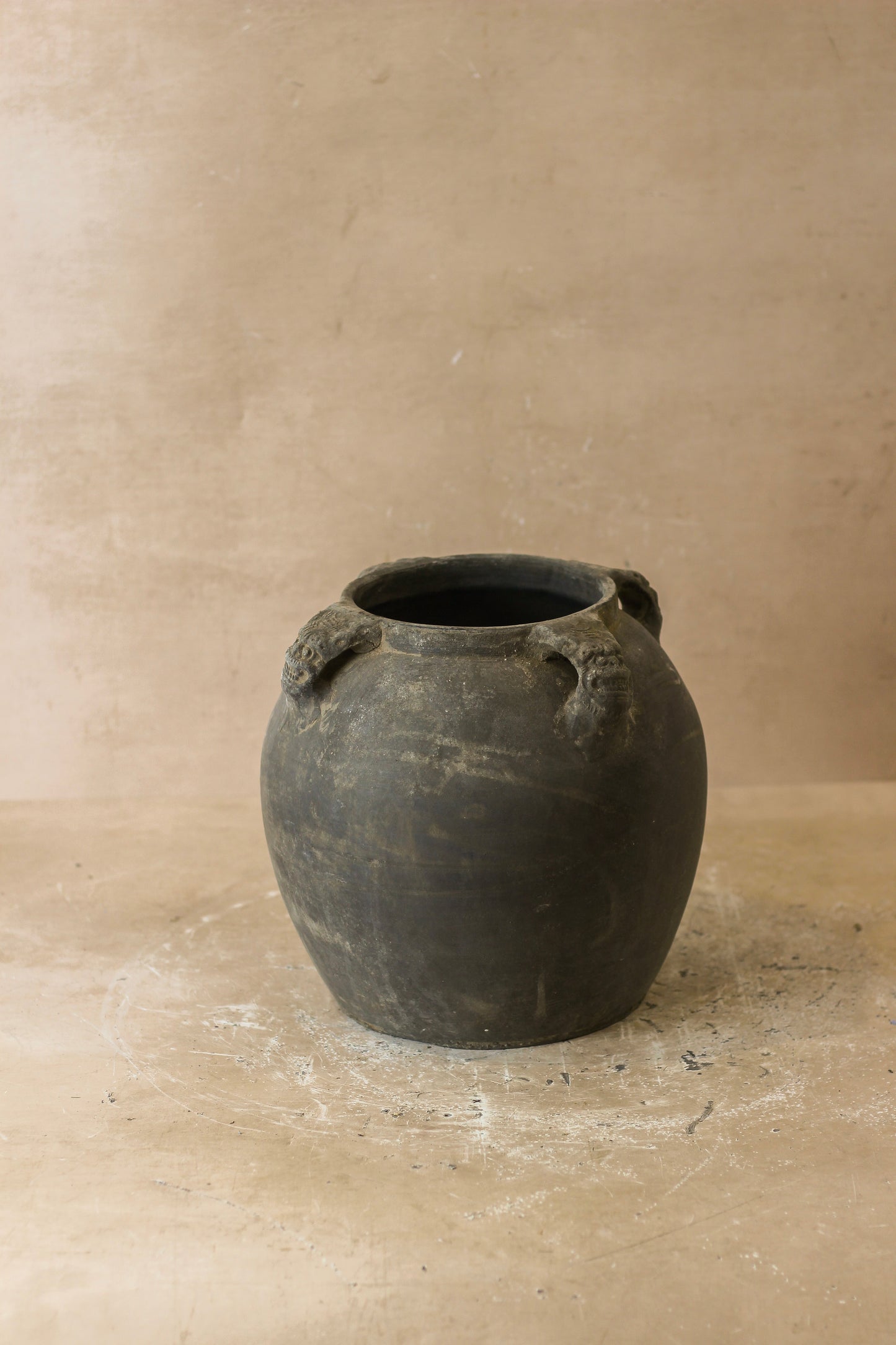 Vintage Lion Ears Dark Pot - De4.9