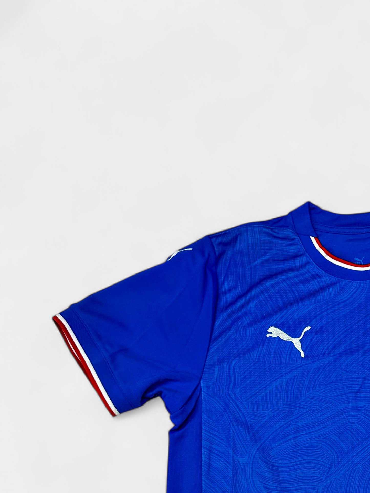 Iceland 2024 Football Shirt (Medium)