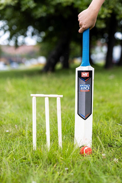 Novelty 8 Piece Wooden Cricket Set & Carry Bag