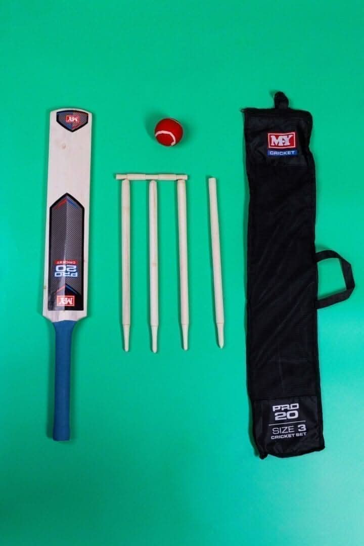 Novelty 8 Piece Wooden Cricket Set & Carry Bag
