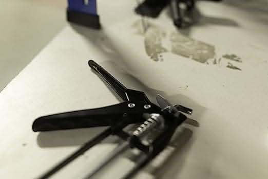 Heavy Duty Skeleton Caulking Gun - Extra Strong Metal Frame Flow