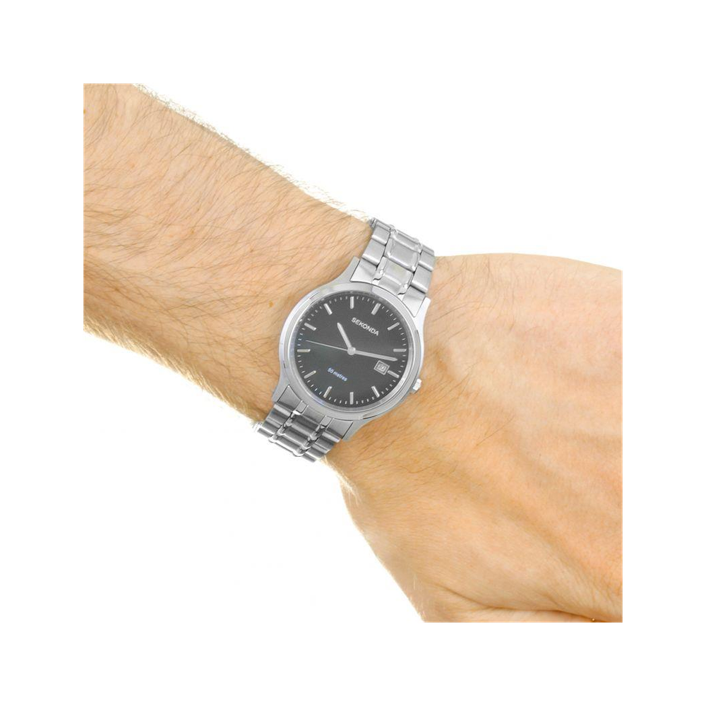 Sleek Stainless Steel Mens Watch with Date Function - 50m Water Resistance